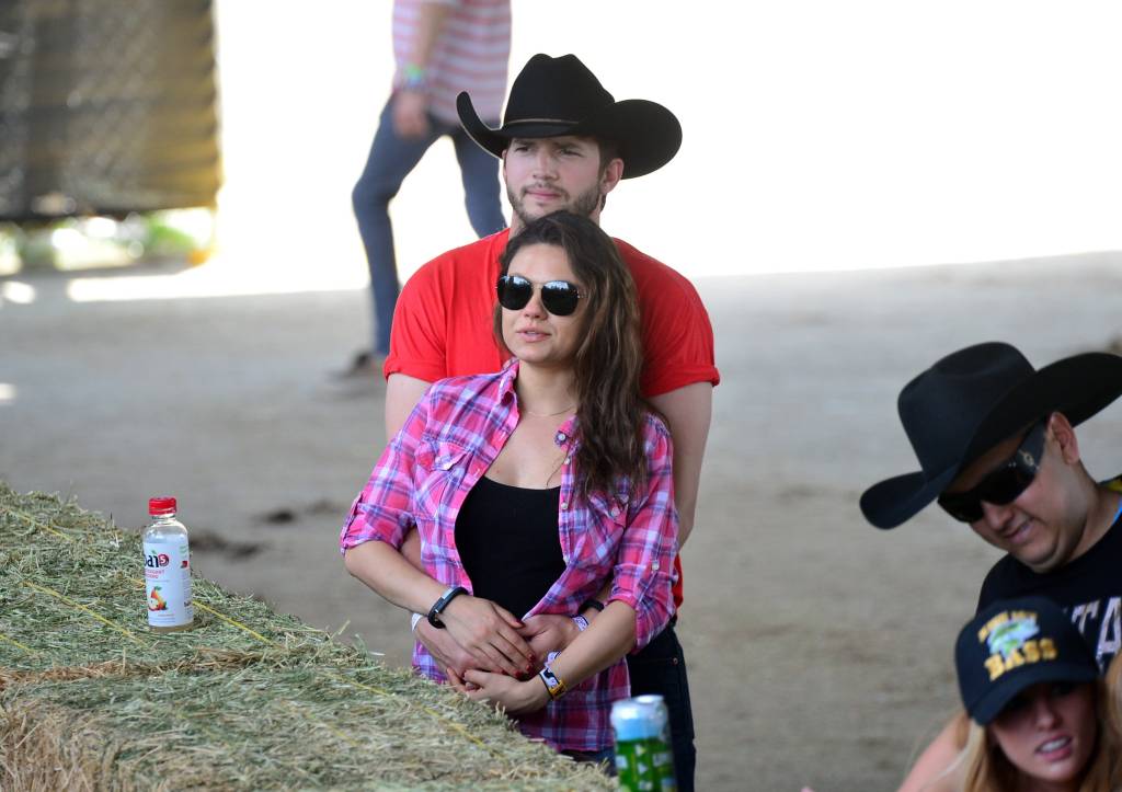 Mila Kunis e Ashton Kutcher compram alianças em e-commerce e pagam 600 reais