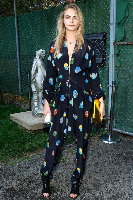 Cara Delevingne usa look pijama