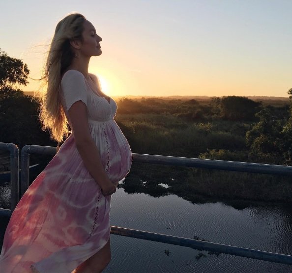 As vezes que o baby bump de Candice Swanepoel ganhou o Instagram