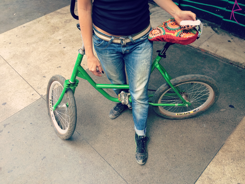 Conheça o banco de bicicleta que vem com vibrador para você se masturbar