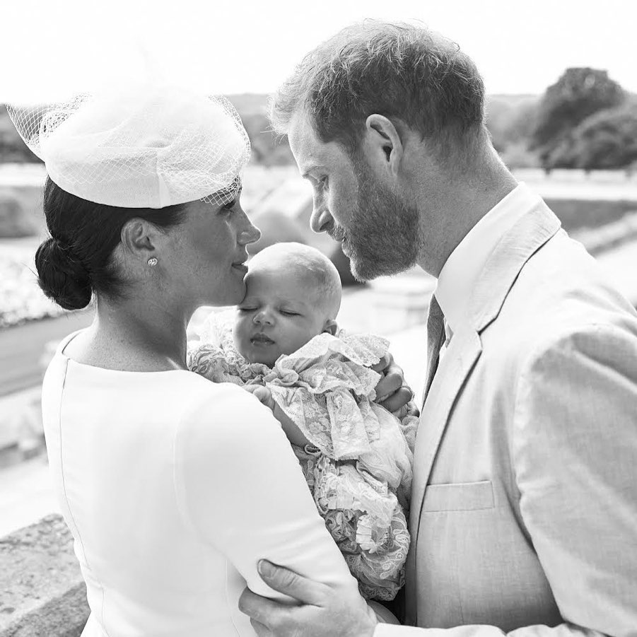 batizado archie família real Meghan, Harry e Archie