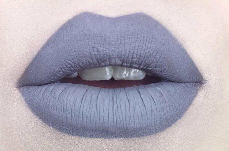 Três tons de cinza: Kat Von D lança batons que fogem do comum
