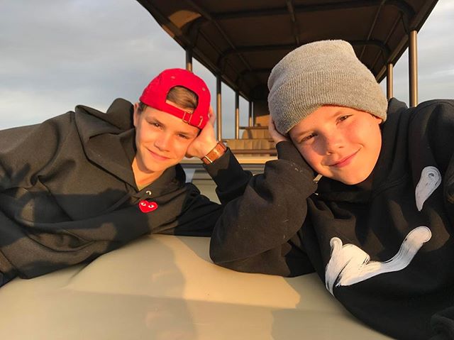 Romeo e Cruz Beckham, de 12 anos.