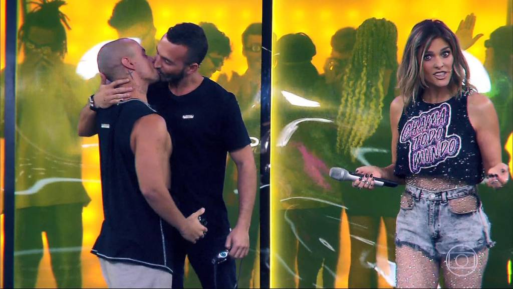 ‘Amor & Sexo’ e ‘Sob Pressão’ tiveram beijo gay na mesma noite