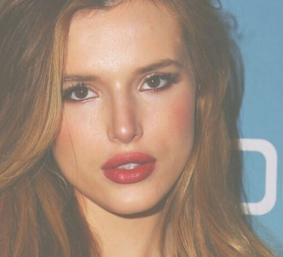 15 vezes em que Bella Thorne nos fez babar com sua barriga sarada