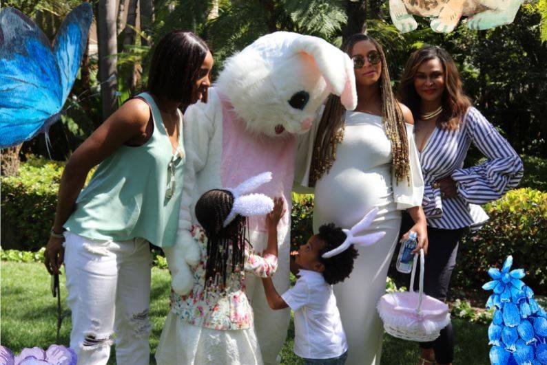 No fim da gravidez, Beyoncé divulga fotos da Páscoa com Blue Ivy