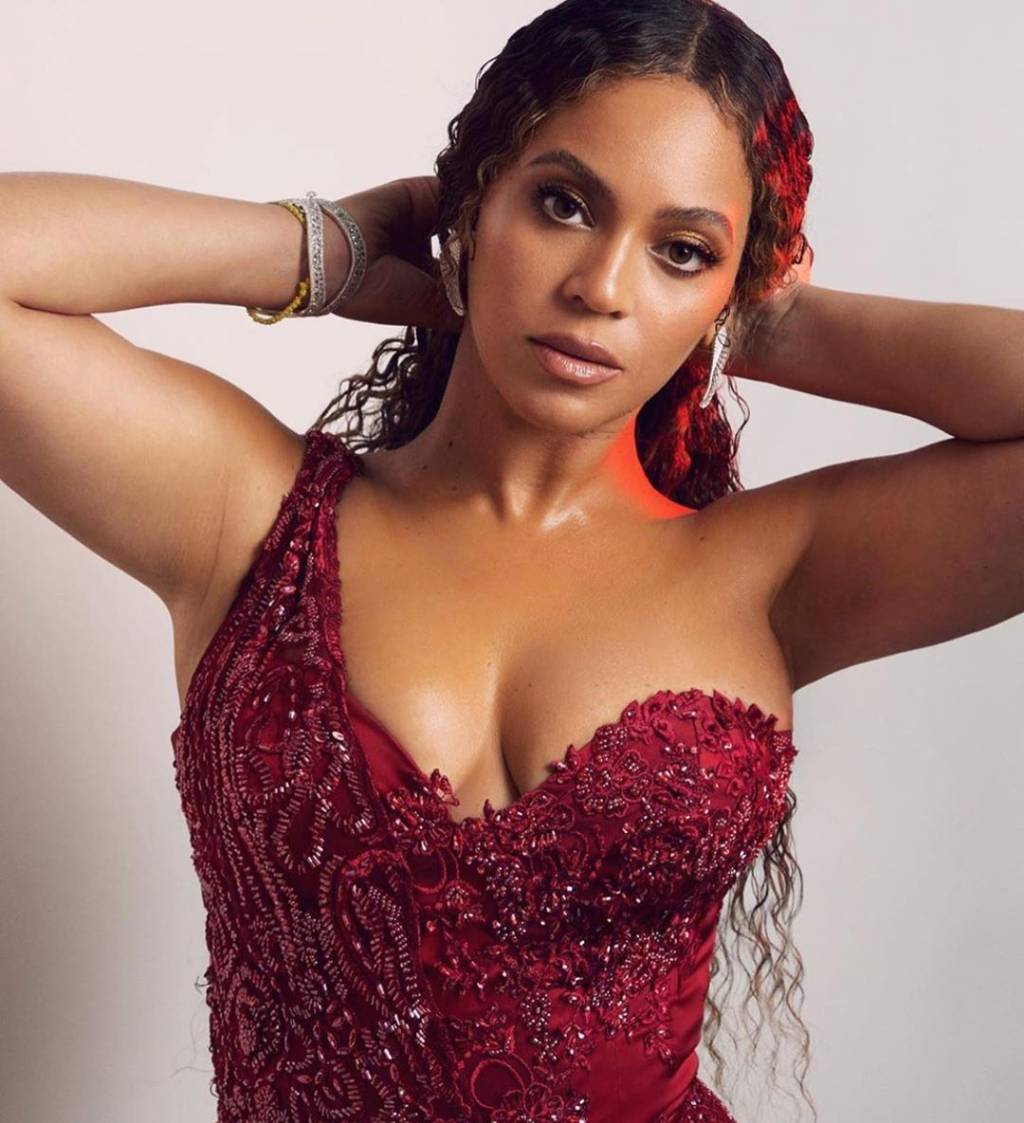 Para festa, Beyoncé aparece com vestido vermelho avassalador