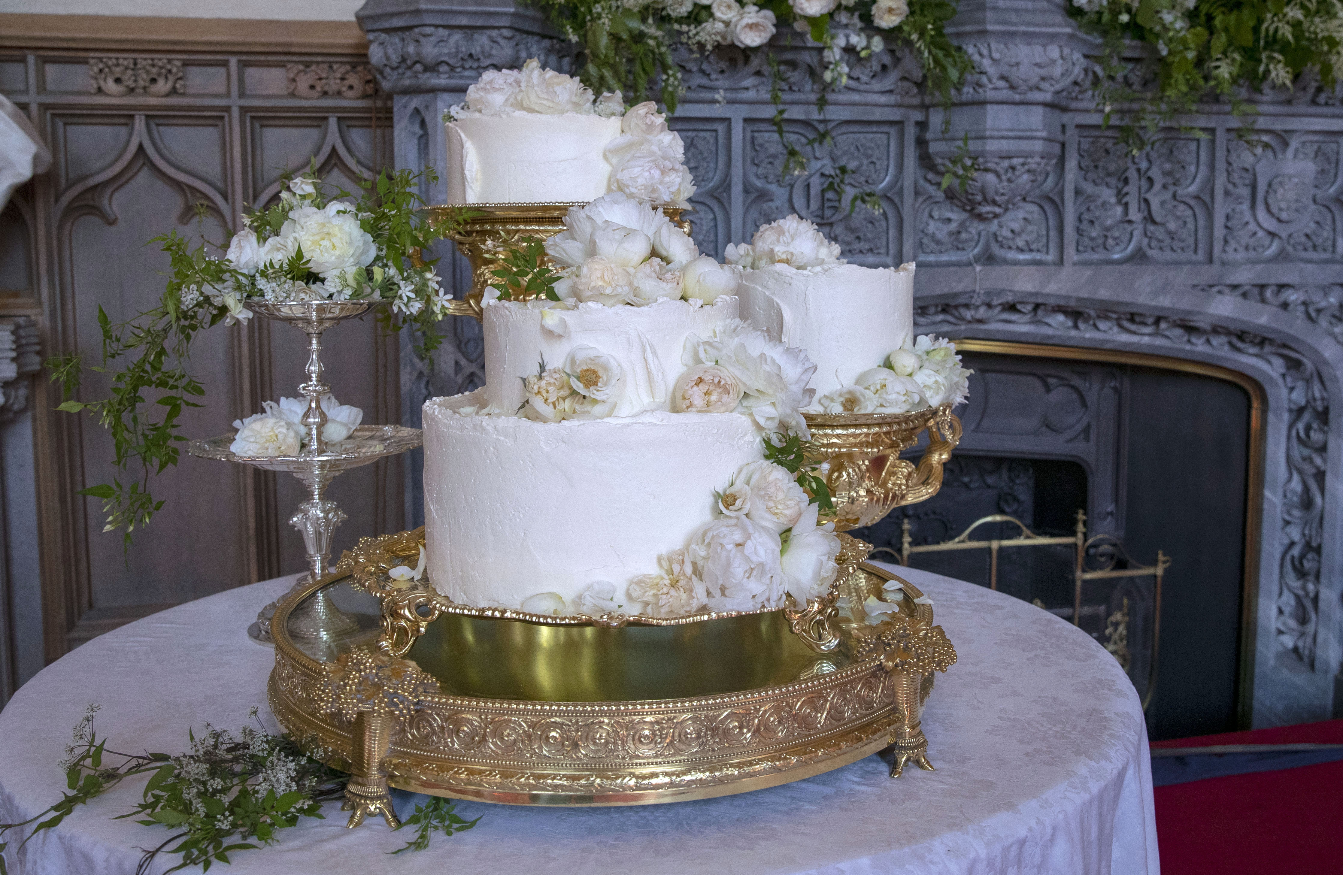 Bolo do casamento real foge do tradicional: veja foto
