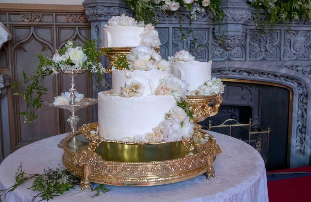 Bolo do casamento real foge do tradicional: veja foto