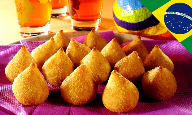 Coxinha. É um sucesso absoluto em festas infantis, comemorações do trabalho ou simplesmente acompanhada de uma bela caipirinha. Há quem dispute o posto de melhor coxinha de Sampa! E olha só: para quem é vegan, também tem opção de coxinha de jaca, pois somos tod@s amantes dela <3.