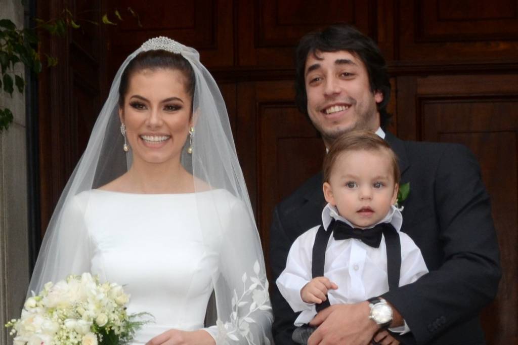 Bruna Hamú se casa com vestido de noiva chique, moderno e inusitado
