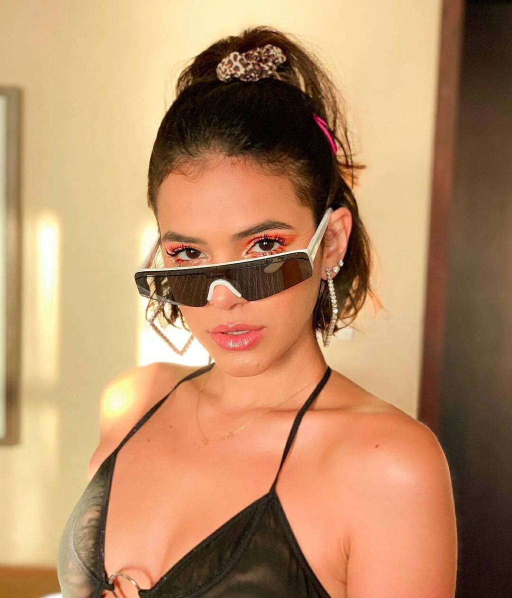 Bruna Marquezine fez o look do dia sem sutiã porque ela não é obrigada