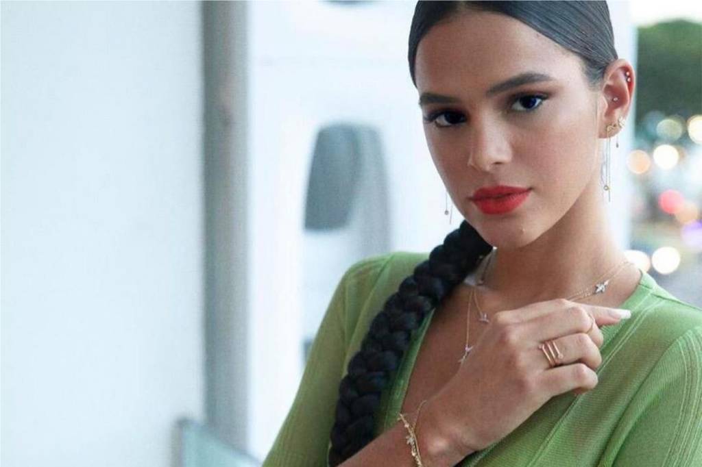 Bruna Marquezine monta look sofisticado com vestido transparente
