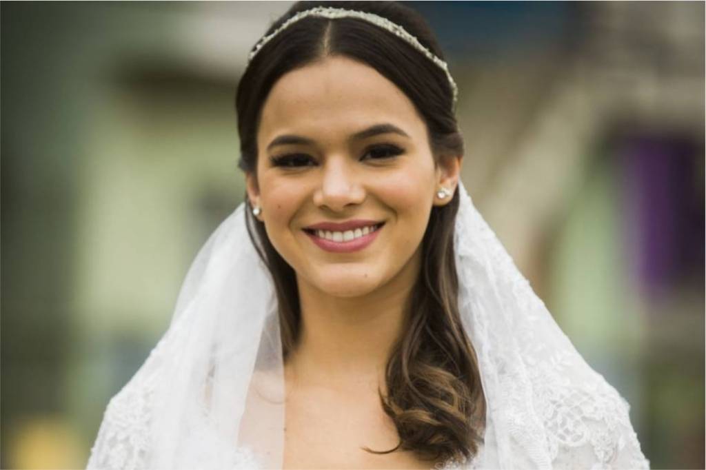Vem ver todas as vezes em que Bruna Marquezine já se vestiu de noiva