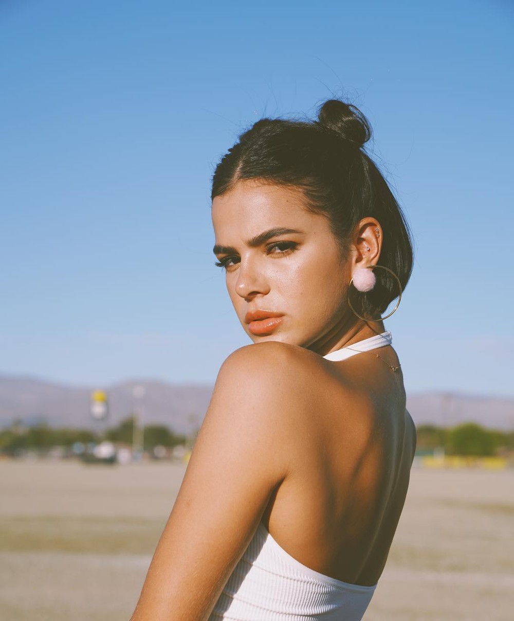 Com o cabelo mais curto, Bruna Marquezine arrasou nos looks do Coachella