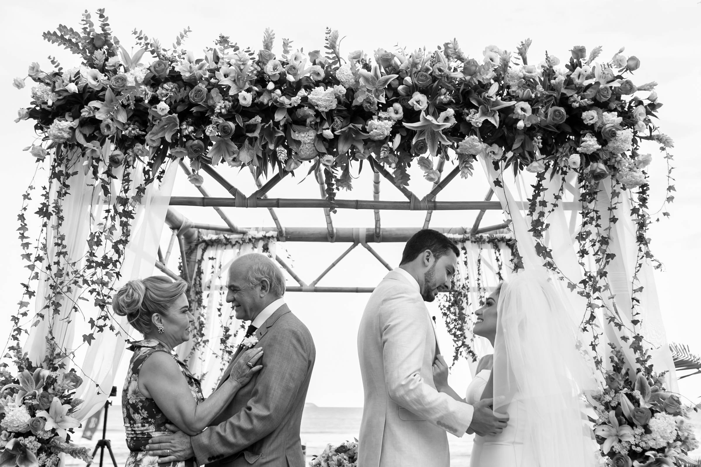 Noiva faz casamento surpresa para a mãe no meio da própria cerimônia