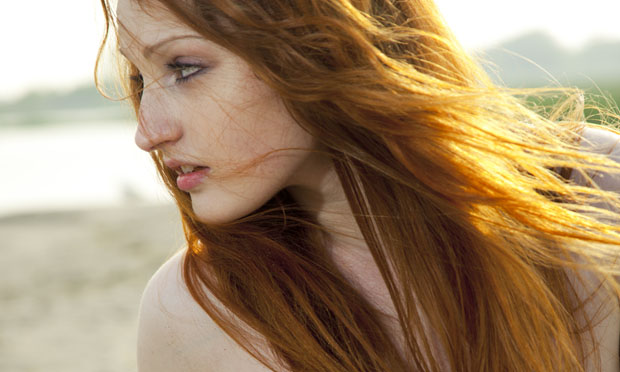 Guia de sobrevivência do cabelo tingido: veja os cuidados que você deve ter este verão