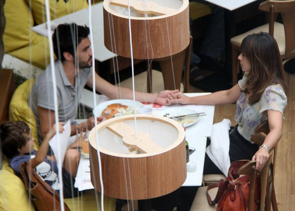 Após boatos de separação, Caio Blat e Maria Ribeiro almoçam juntos
