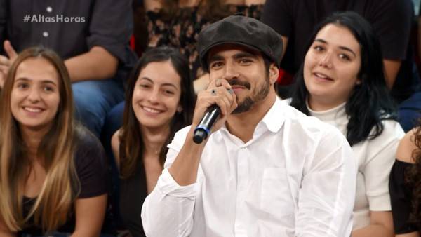 Caio Castro manda recado para Grazi no ‘Altas Horas’ e plateia vibra