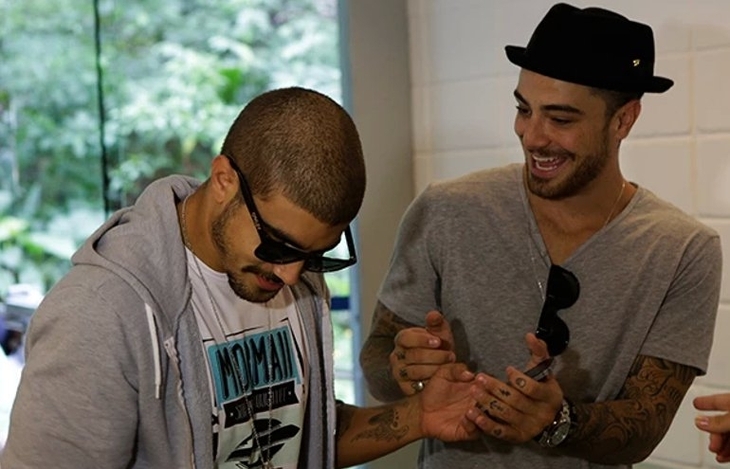 Caio Castro e Felipe Titto fazem tatuagens iguais