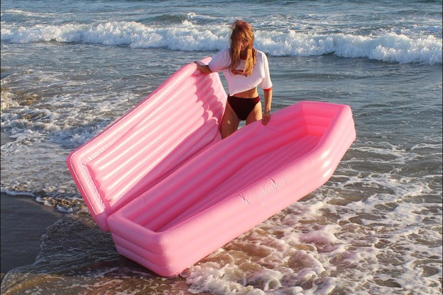 Existe um caixão inflável para sua festa na piscina e ele é rosinha