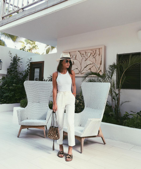 Camila Coelho atualiza seu estilo com apostas em looks monocromáticos e tons neutros