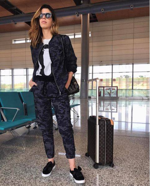 <strong>Camila Coutinho:</strong> se voc&ecirc; adora ousar, aposte em uma produ&ccedil;&atilde;o total militar como fez a blogger. A estampa camuflada em preto e cinza n&atilde;o deixa o look caricato.