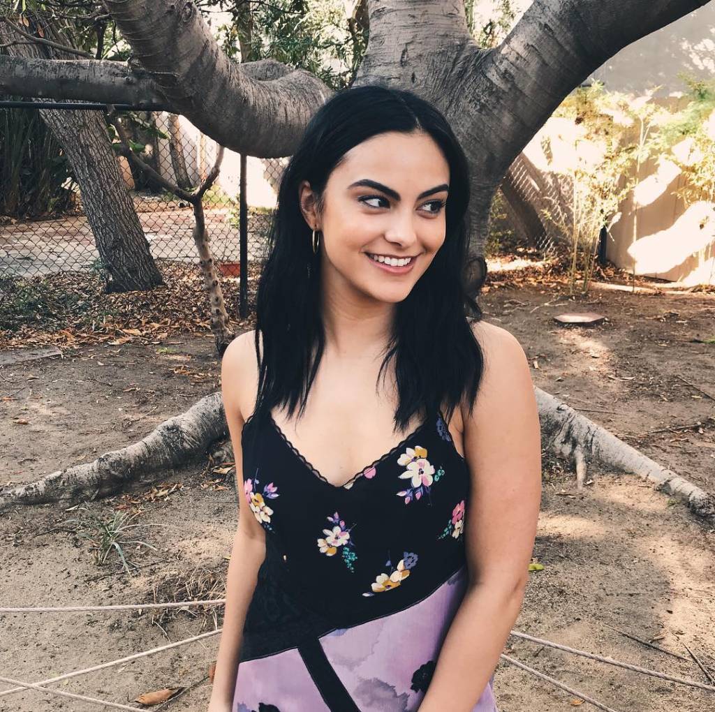 Com o blazer do momento, Camila Mendes montou look chique sem esforço