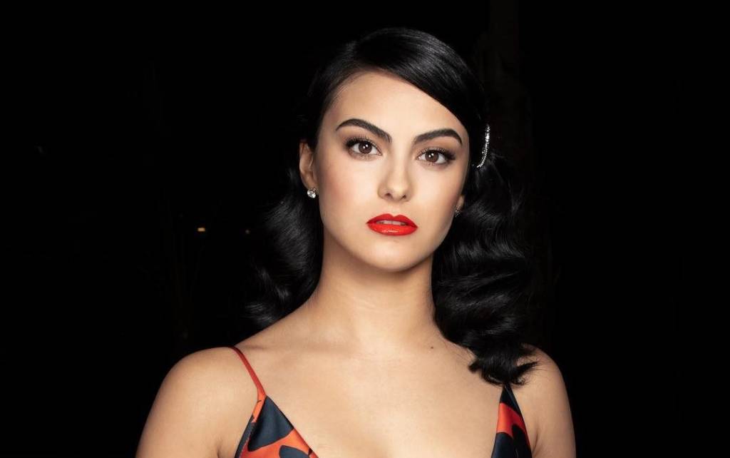 Camila Mendes cortou o cabelo, voltou para o castanho e está perfeita