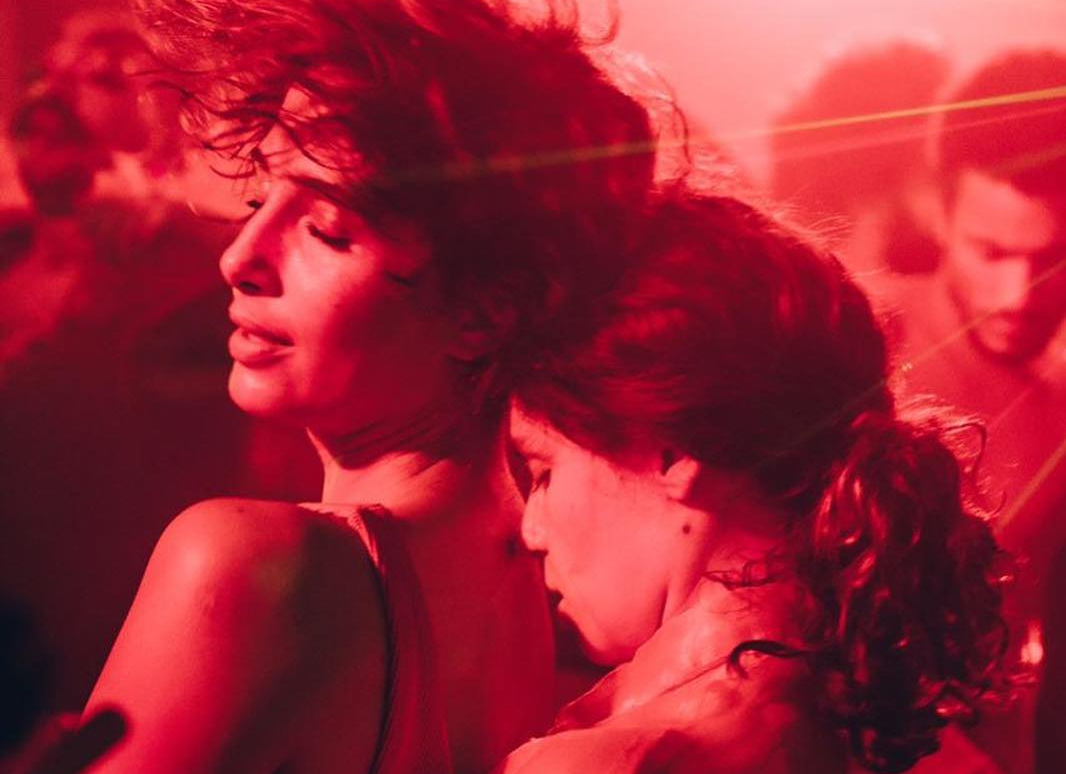 Bru Linzmeyer e Camila Pitanga são casal em clipe lindo, sexy e sensível