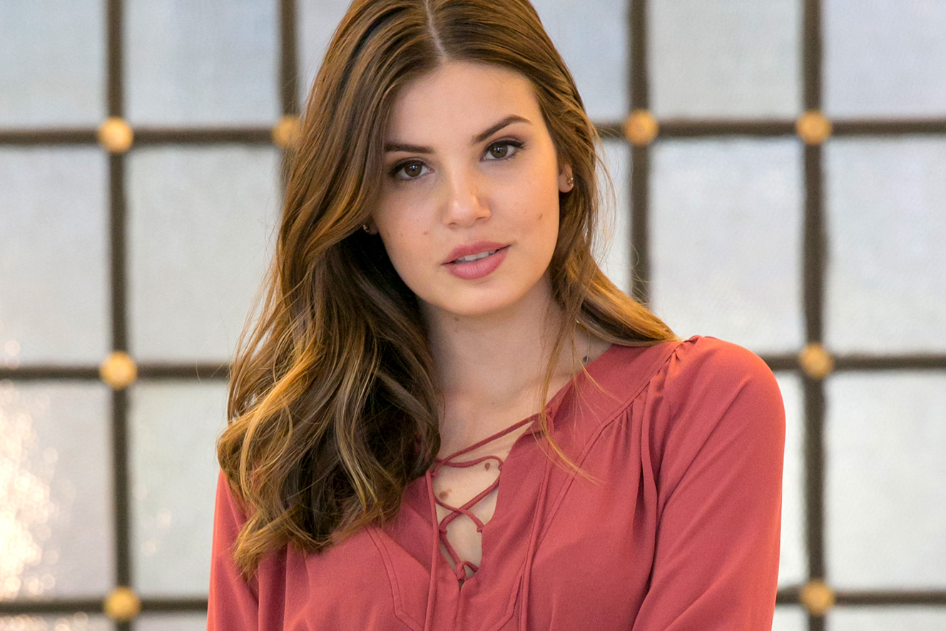Camila Queiroz usa vestido longo que é pura inspiração para quem ama pink