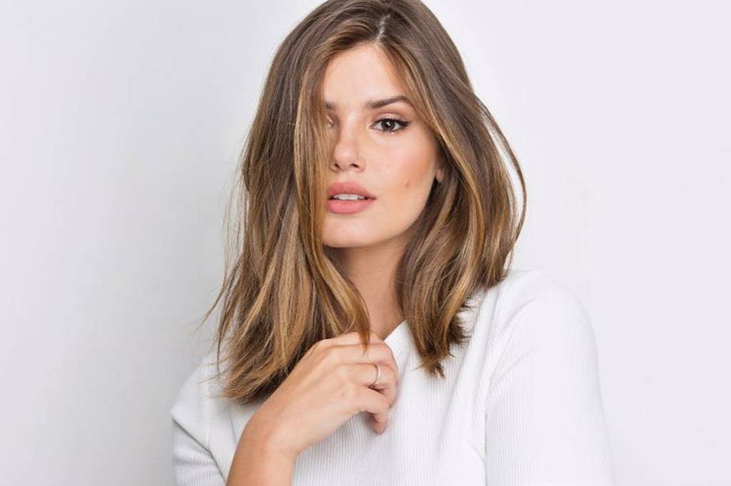 Camila Queiroz era a própria Cinderela com look azul no casamento da amiga
