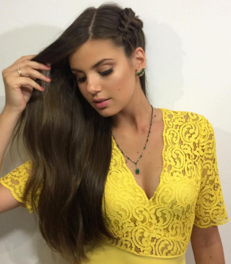 Um charme a trança embutida e lateral de Camila Queiroz. Na make, sombra em tons de marrom bem sutis e boca nude, para deixar as atenções focadas no look amarelo vibrante da atriz. Um charme a trança embutida e lateral de Camila Queiroz. Na make, sombra em tons de marrom bem sutis e boca nude, para deixar as atenções focadas no look amarelo vibrante da atriz.