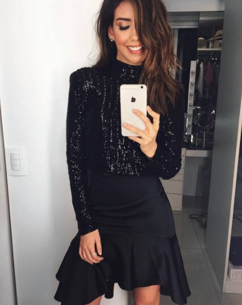 Camila Coutinho reafirmou sua tradi&ccedil;&atilde;o de sempre usar preto na noite de Natal
