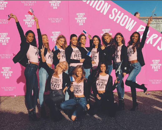 Modelos chegam a Paris para o desfile Victoria’s Secret 2016