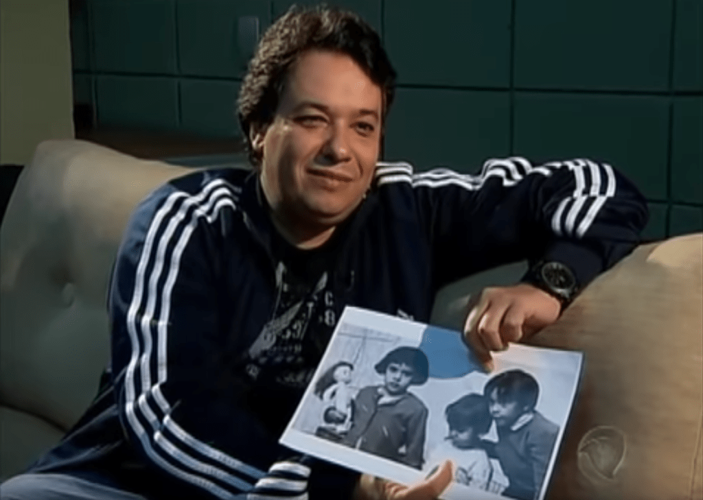 Ernesto Dias mostra foto dos primos. Ernesto Dias mostra foto dos primos.