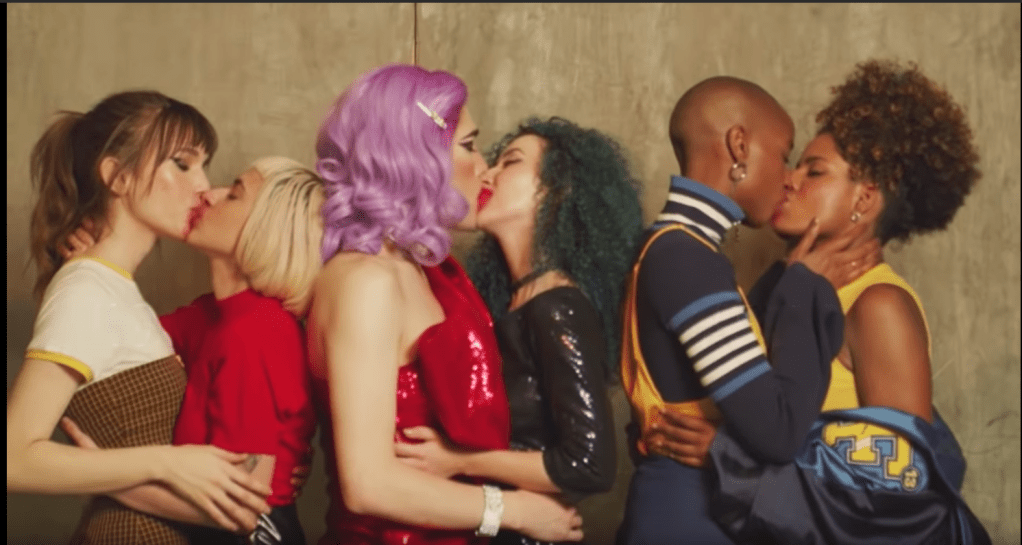 Propaganda com beijo lésbico faz com que Natura sofra ameaça de boicote