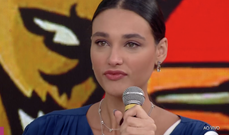 Débora Nascimento chora ao lembrar da angústia de ser assediada em um voo