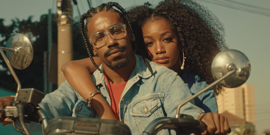 Iza está mais romântica do que nunca em novo clipe ‘Meu Talismã’