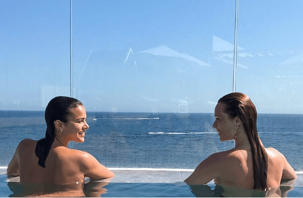 Bruna Marquezine e Mariana Ximenes só têm fotos lacre de Ibiza