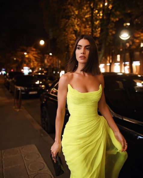 Camila Coelho lacra com vestido verde limão e fenda poderosíssima