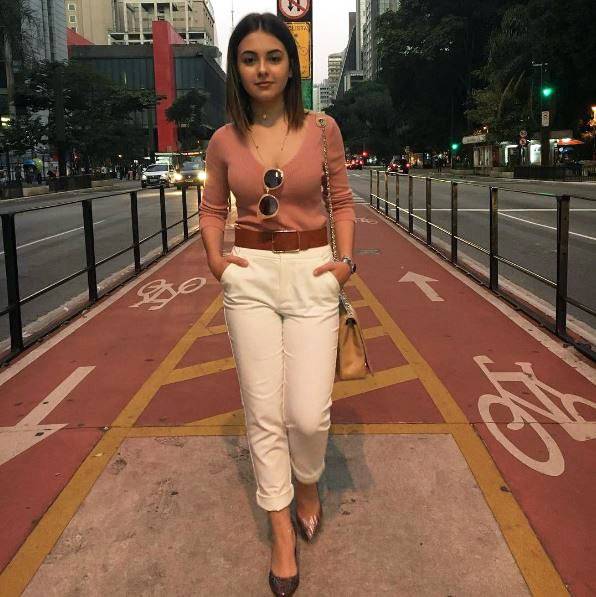 Toda estilosa, Klara Castanho mostra seus looks do dia e arrasa!