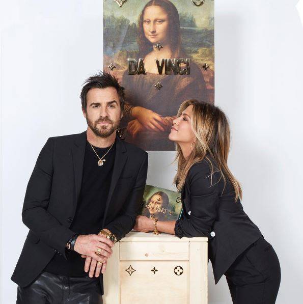 Jennifer Aniston e Justin Theroux usam looks parecidos em festa