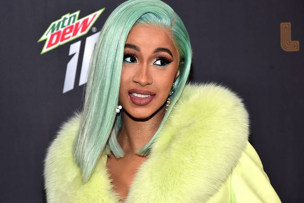 Cardi B se superou e usou o tênis mais bizarro (e divertido) de todos