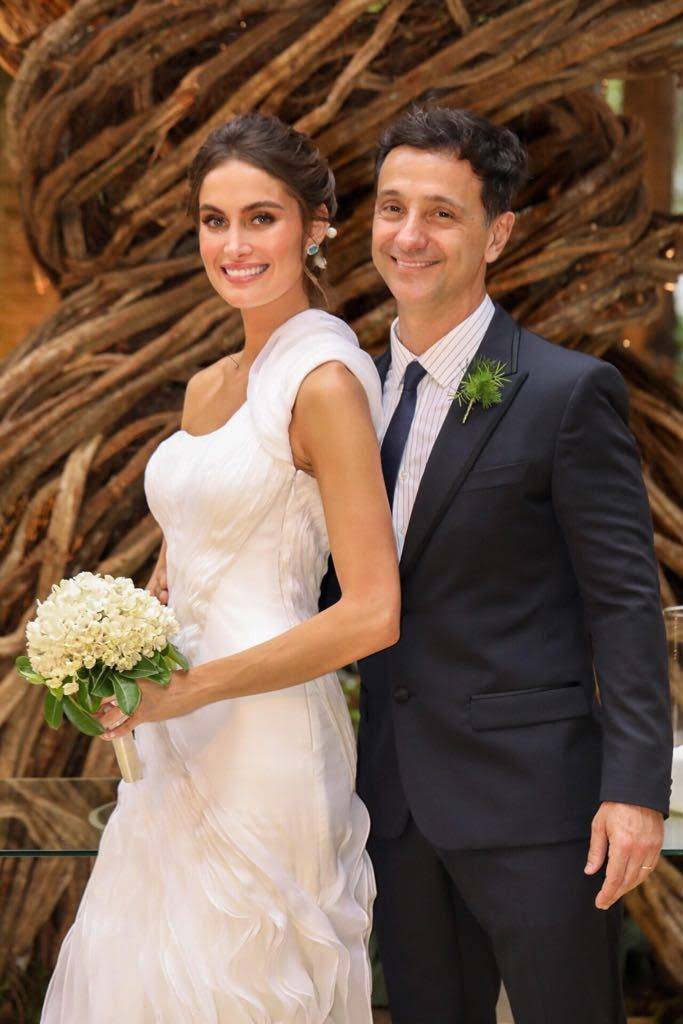 Estilista Carlos Miele cria o vestido de casamento de sua noiva