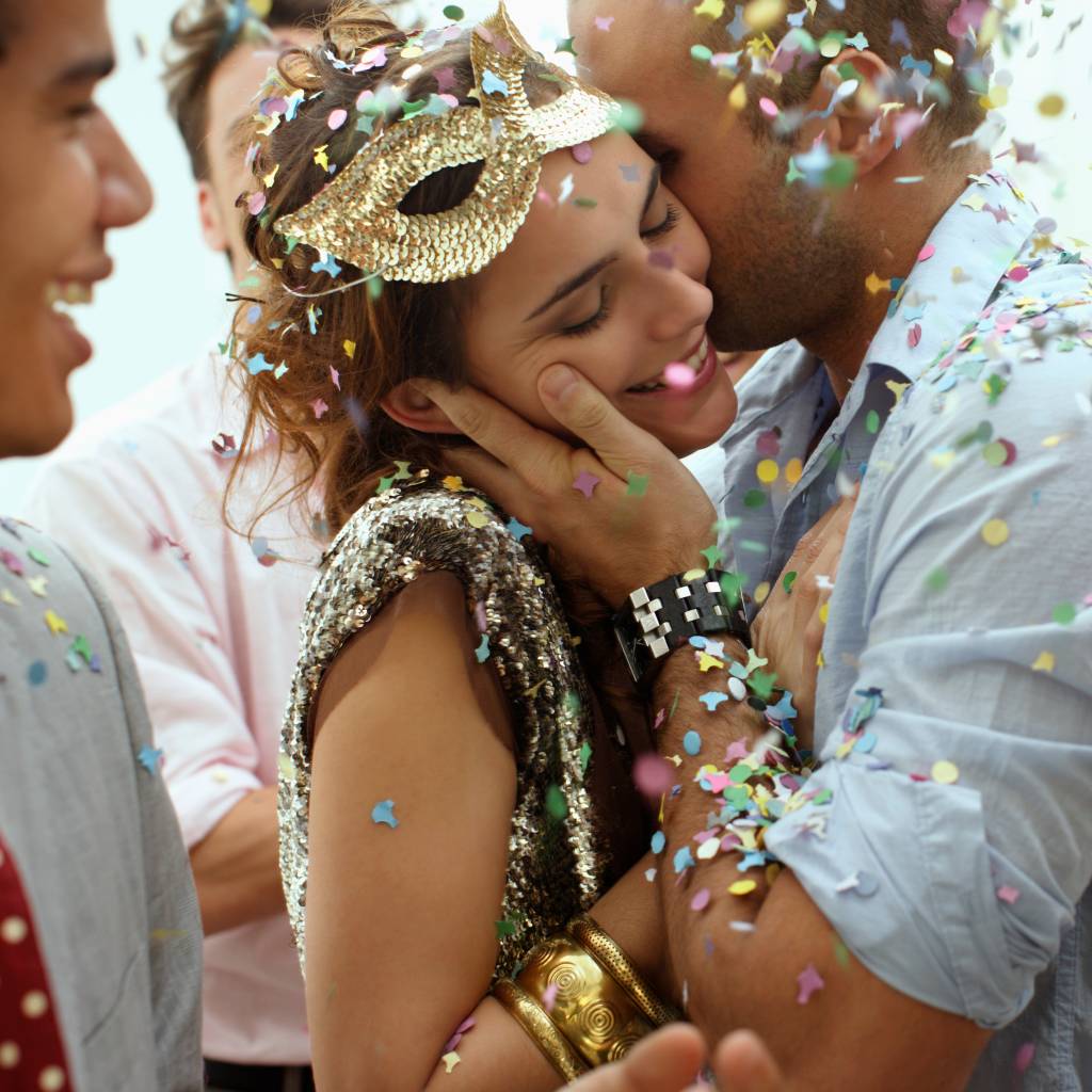 Doença do beijo: o que é, como prevenir e o que fazer se pegar no Carnaval
