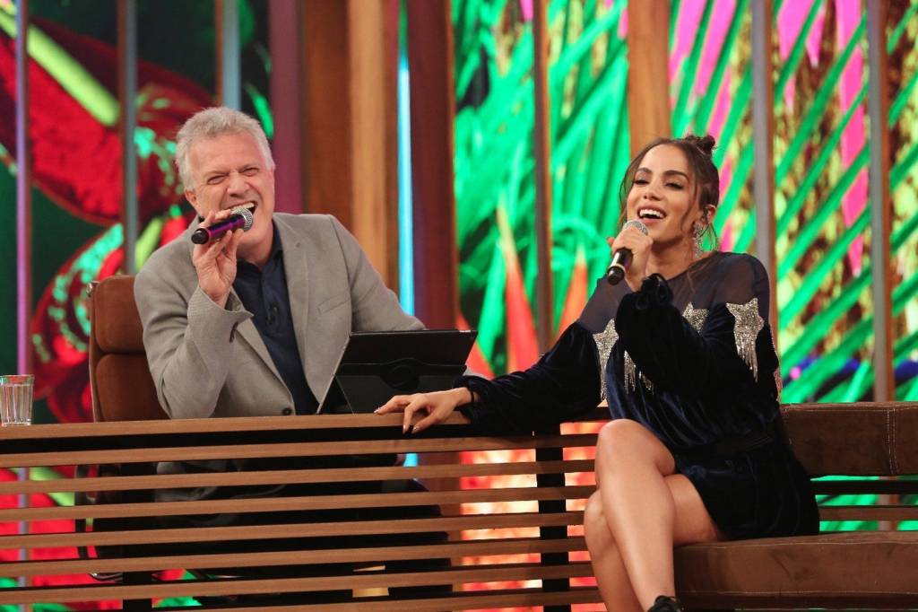 Anitta canta, faz paradinha e fala de preconceito com Bial