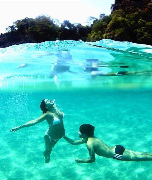 Grávida, Carol Castro recria foto de Sophie Charlotte em Noronha