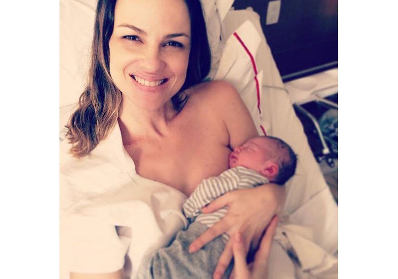 Carolina Kasting dá à luz seu segundo filho, Tom