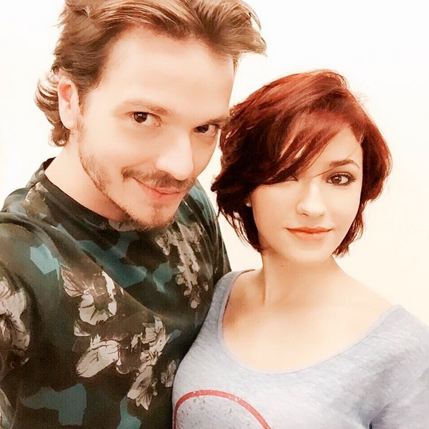 Carolina Oliveira fica ruiva para nova novela